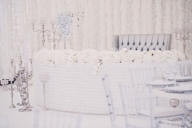 Роскошная белоснежная свадьба, стол молодоженов