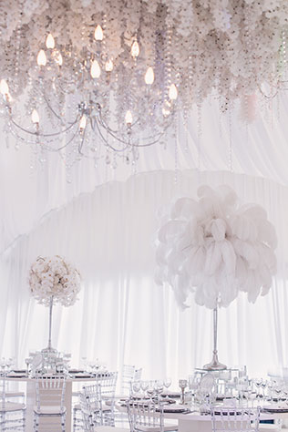 Роскошная белоснежная свадьба, декор места торжества