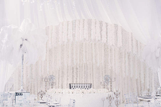 Роскошная белоснежная свадьба, декор места торжества