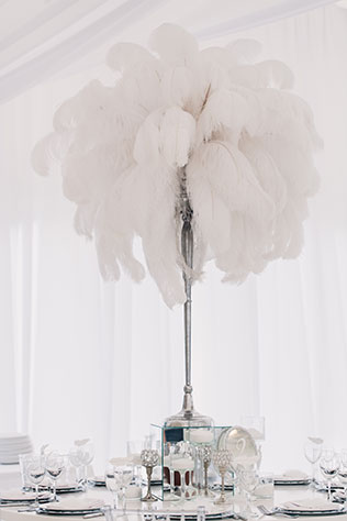 Роскошная белоснежная свадьба, перья в декоре