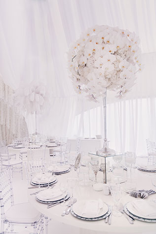 Роскошная белоснежная свадьба, декор столов