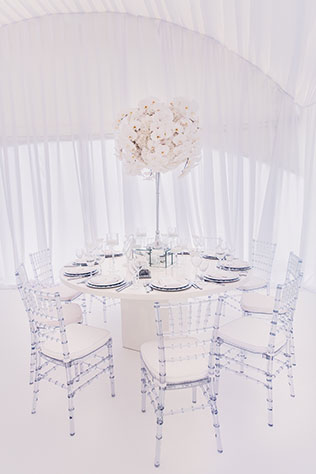 Роскошная белоснежная свадьба, декор столов