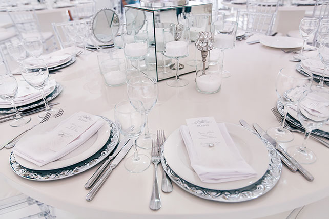 Роскошная белоснежная свадьба, сервировка стола