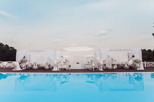 Роскошная белоснежная свадьба, развлечения у бассейна