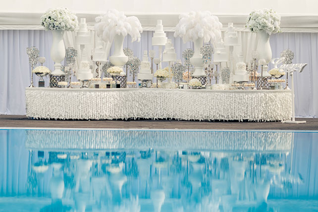 Роскошная белоснежная свадьба, сладкий стол