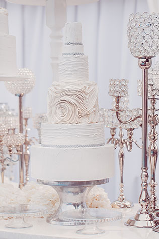 Роскошная белоснежная свадьба, сладкий стол