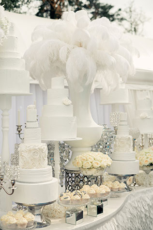 Роскошная белоснежная свадьба, сладкий стол