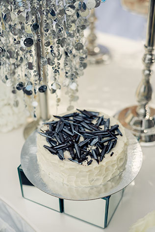 Роскошная белоснежная свадьба, сладкий стол