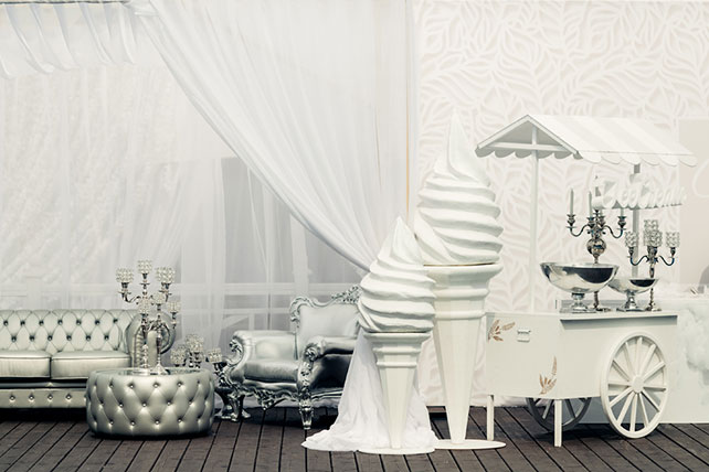 Роскошная белоснежная свадьба, мороженое для гостей