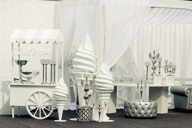 Роскошная белоснежная свадьба, мороженое для гостей