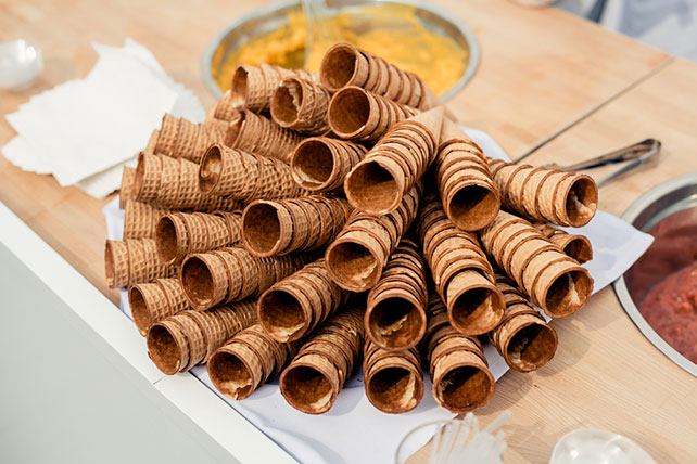 Роскошная белоснежная свадьба, рожки для мороженого