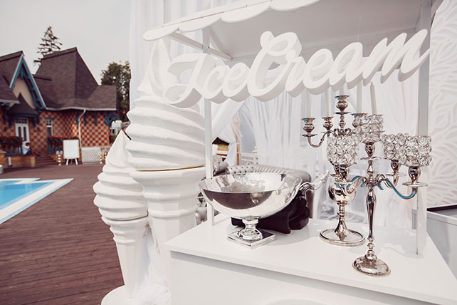 Роскошная белоснежная свадьба, мороженое для гостей