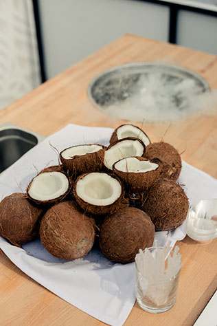 Роскошная белоснежная свадьба, кокосы