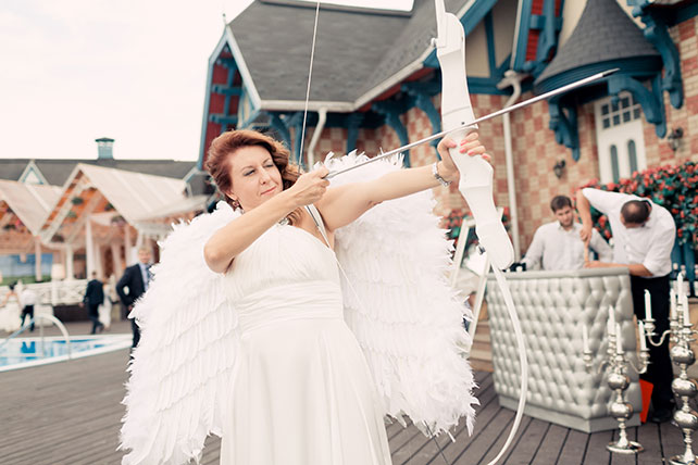 Роскошная белоснежная свадьба, развлечение для гостей - лук и стрелы