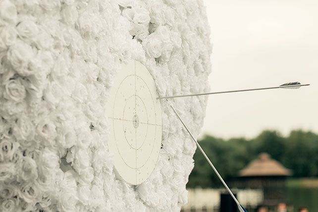 Роскошная белоснежная свадьба, развлечение для гостей - лук и стрелы