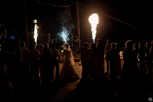 Роскошная белоснежная свадьба, фейерверк