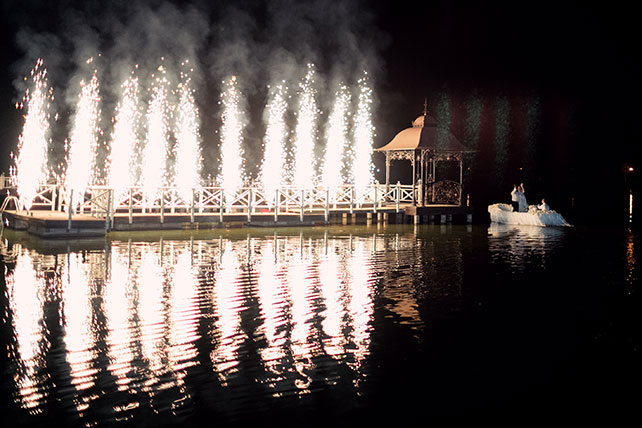Роскошная белоснежная свадьба, фейерверк