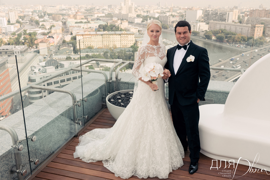 Роскошная белоснежная свадьба, жених и невеста на крыше