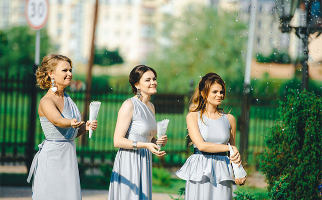 гламурная свадьба с гортензией, подружки невесты в серебристых платьях