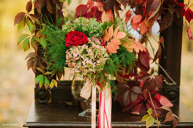 Винтажный шик, роскошная осенняя свадьба в лесу, букет невесты