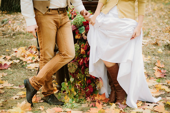 Винтажный шик, роскошная осенняя свадьба в лесу, невеста в сапогах, обувь жениха