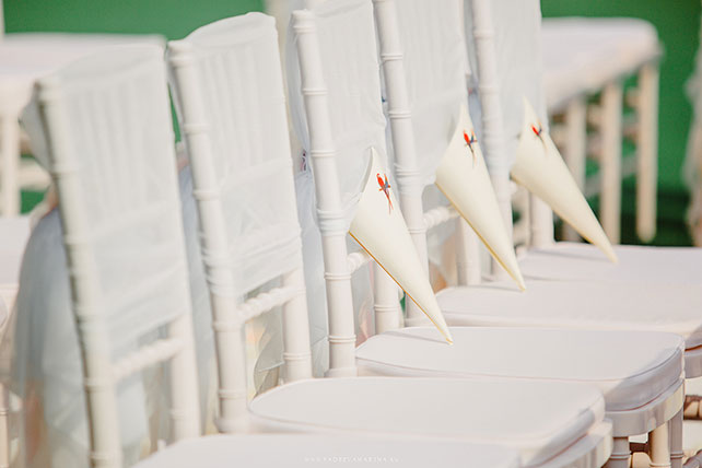 Русско-бразильская свадьба Яны и Арона, декор стульев для гостей, место торжественной церемонии бракосочетания