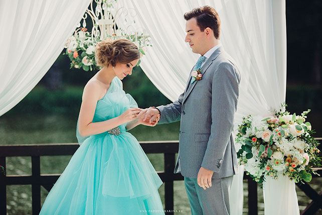 Русско-бразильская свадьба Яны и Арона, церемония бракосочетания, невеста надевает жениху кольцо