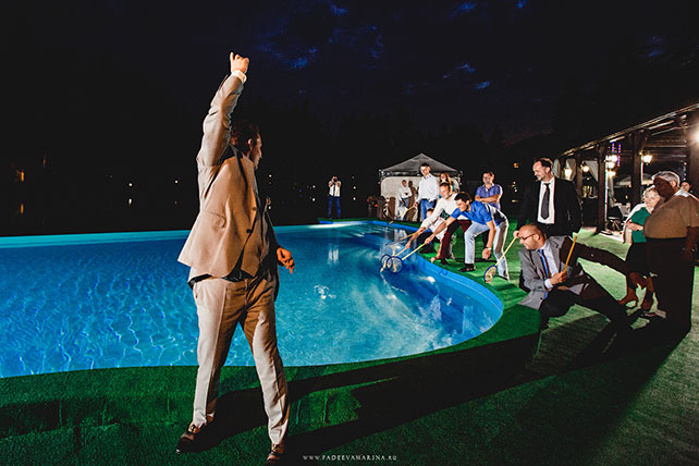 Русско-бразильская свадьба Яны и Арона, жених бросает подвязку в бассейн