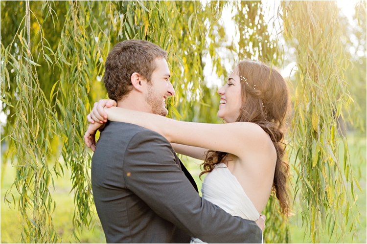 Муж и жена смеются