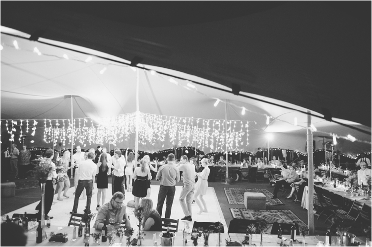 Танцы гостей на свадьбе