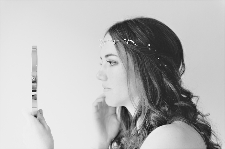 Невеста смотрит в зеркало