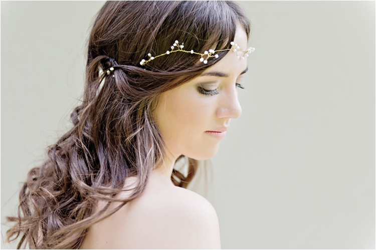 Невеста смотрит в зеркало