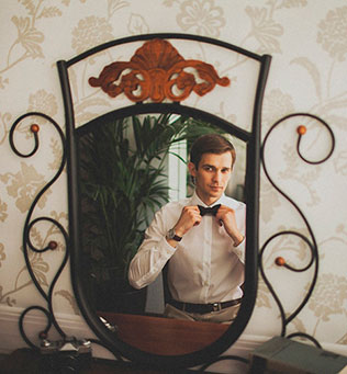 уютная свадьба в стиле рустик, бабочка жениха