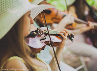 уютная свадьба в стиле рустик, живая музыка на церемонии