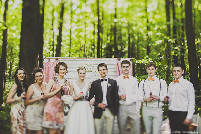 уютная свадьба в стиле рустик, жених, невеста, друзья и подружки