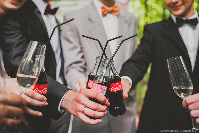 уютная свадьба в стиле рустик, жених, невеста, друзья и подружки