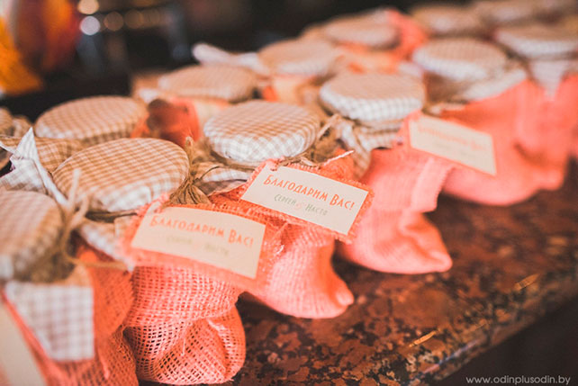 уютная свадьба в стиле рустик, бонбоньерки для гостей