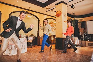 уютная свадьба в стиле рустик, первый танец молодоженов