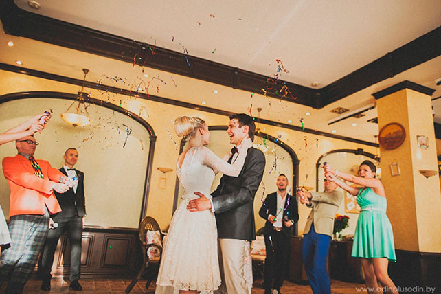 уютная свадьба в стиле рустик, первый танец молодоженов