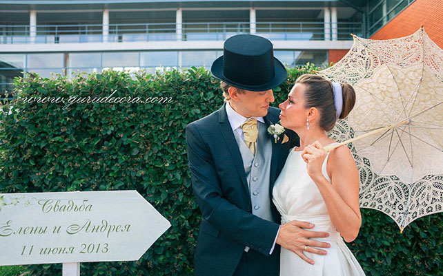 Рустикальная свадьба Андрея и Елены, жених, невеста с зонтиком