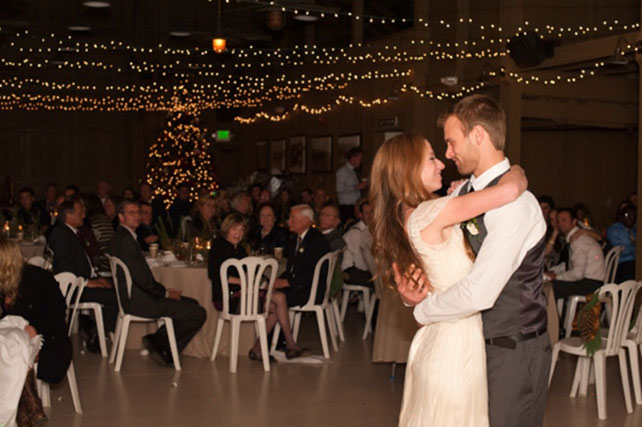 Рождественская свадьба, жених и невеста