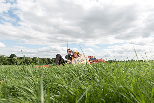 Рустикальная хиппи-свадьба, жених и невеста