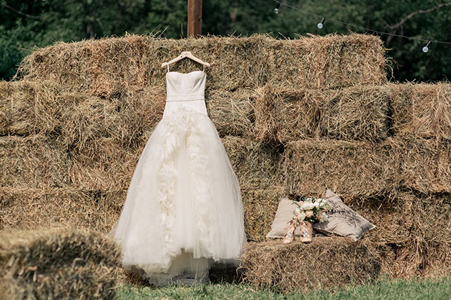 Любовь как кулинарное искусство, платье невесты на фоне стога сена