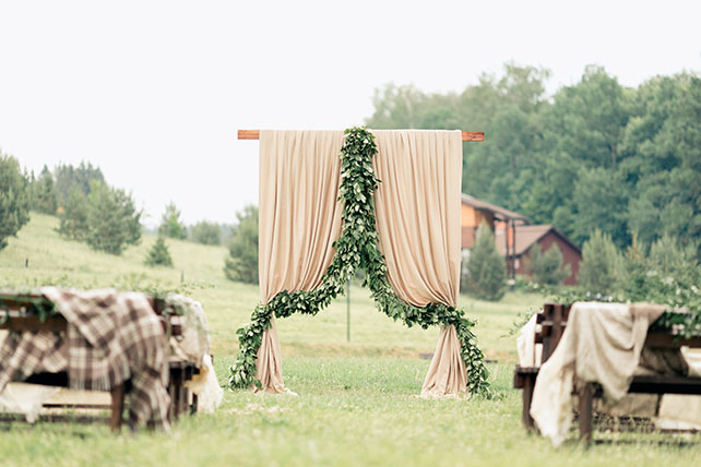 Любовь как кулинарное искусство, декор арки для церемонии тканью и листвой