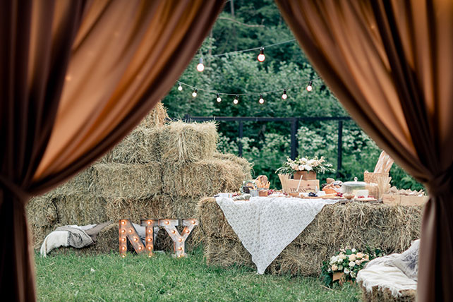 Любовь как кулинарное искусство, лаундж-зона на рустикальной свадьбе, сено