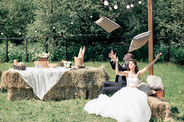 Любовь как кулинарное искусство, лаундж-зона на рустикальной свадьба, фотосессия жениха и невесты