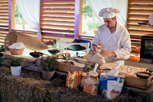 Любовь как кулинарное искусство, шеф-повар на свадьбе готовит выпечку