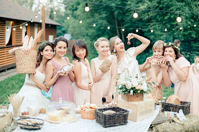 Любовь как кулинарное искусство, фотосессия подружек невесты около сырного стола