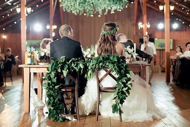 Любовь как кулинарное искусство, декор стульев молодожёнов