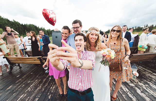 жених и невеста с гостями на свадьбе, Трогательная рустикальная свадьба Насти и Паши